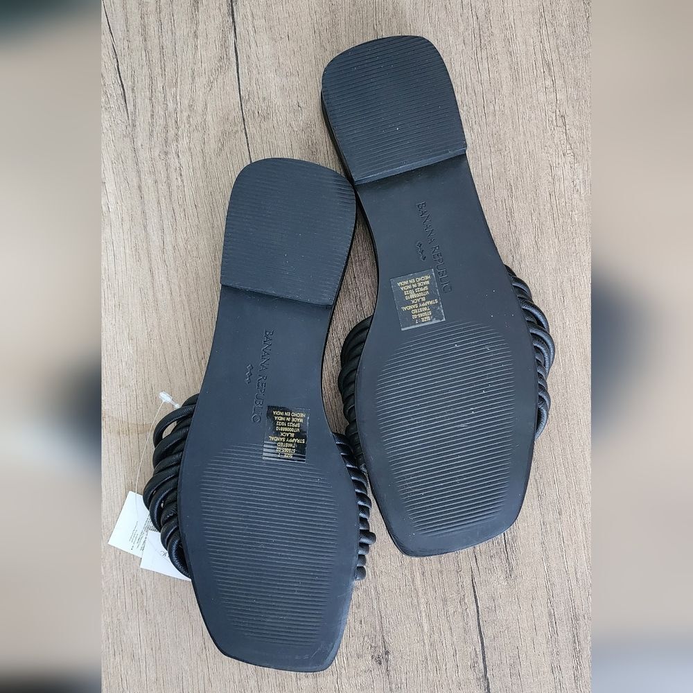 Banana Republic NWT‎ Women's Size 7 Black Leather Flat Sandals - Picture 3 of 3